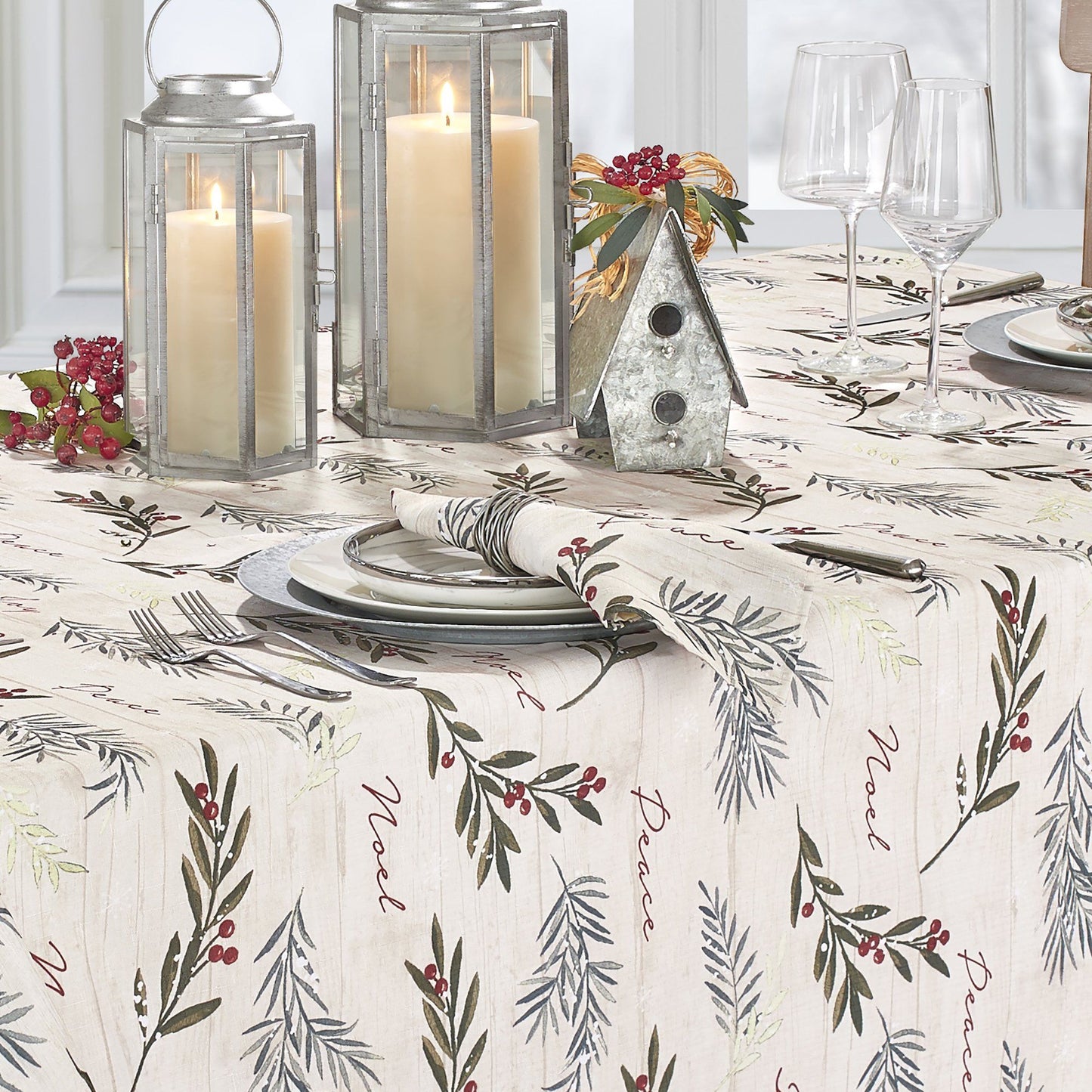 Mantel con adornos de árboles navideños